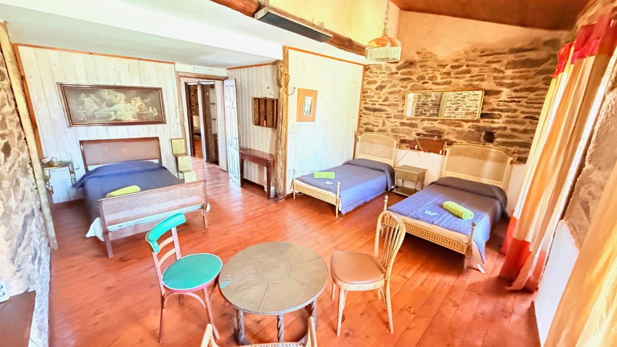 Y Matias Hostel *